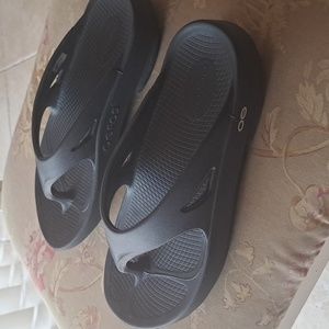 Oofos Oohlala Thong Sandal Black Women9 Men 7 Excellent condition
